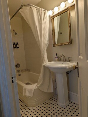 Bathroom - Delightful 1-bedroom apartment with AC in cozy Cobleskill (Cobleskill)