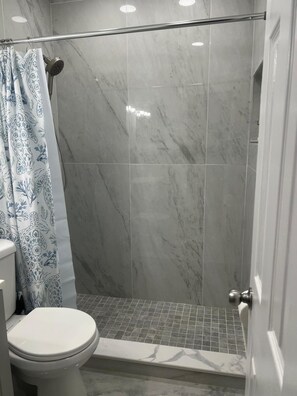 Dusche, Haartrockner, HandtĂŒcher, Seife