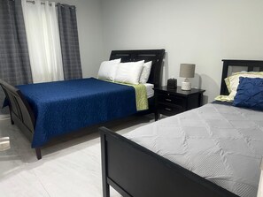 2 Schlafzimmer, Bügeleisen/Bügelbrett, Bettwäsche