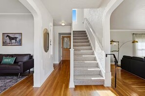 Living area - House on the Hill – Gateway to Yosemite (Mariposa)