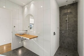 Hair dryer, towels - Sapphire Spring Retreat | Swimming Pool, Outdoor Fireplace! (Wānaka)