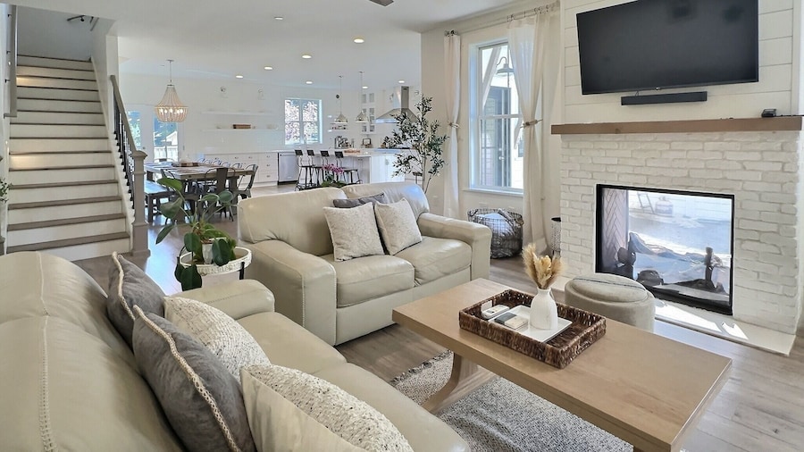 Serene 5BR Farmhouse Retreat Shoreline
