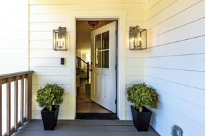 Exterior detail - Serene 5BR Farmhouse Retreat Shoreline (Shoreline)