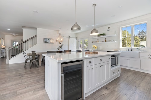 Serene 5BR Farmhouse Retreat Shoreline