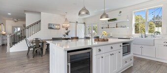Serene 5BR Farmhouse Retreat Shoreline