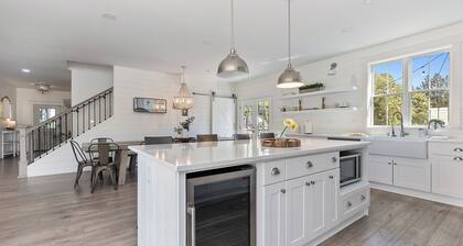Serene 5BR Farmhouse Retreat Shoreline