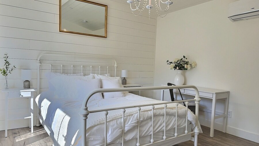 Serene 5BR Farmhouse Retreat Shoreline