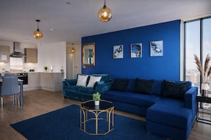 Living area - Apartment Sleeps 5 With Air Conditioning (Birmingham)