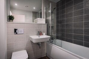 Separate bathtub and shower, deep-soaking bathtub - Apartment Sleeps 5 With Air Conditioning (Birmingham)