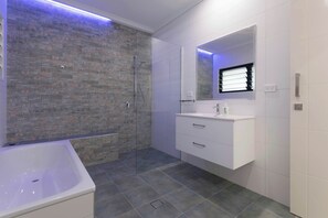 Shower, hair dryer, towels - Papaya Beach House - Port Douglas (Port Douglas)