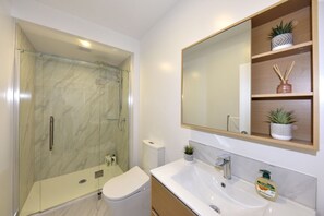 Hair dryer, towels - Beachfront Stay with Balcony & Ocean Views (Christchurch)