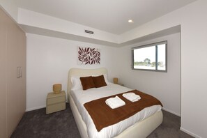 1 bedroom, iron/ironing board, WiFi, bed sheets - Beachfront Stay with Balcony & Ocean Views (Christchurch)