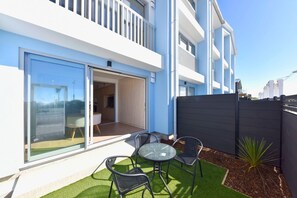 Outdoor dining - Coastal 1BR Retreat – Steps to New Brighton Beach (Christchurch)