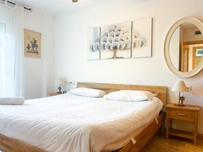 Iron/ironing board, Internet, bed sheets - Beachfront Apartment W/ Pool and Parking (Vilanova i la Geltrú)