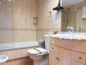 Shower, hair dryer, towels - Beachfront Apartment W/ Pool and Parking (Vilanova i la Geltrú)