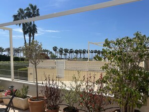 Terrace/patio - Beachfront Apartment W/ Pool and Parking (Vilanova i la Geltrú)