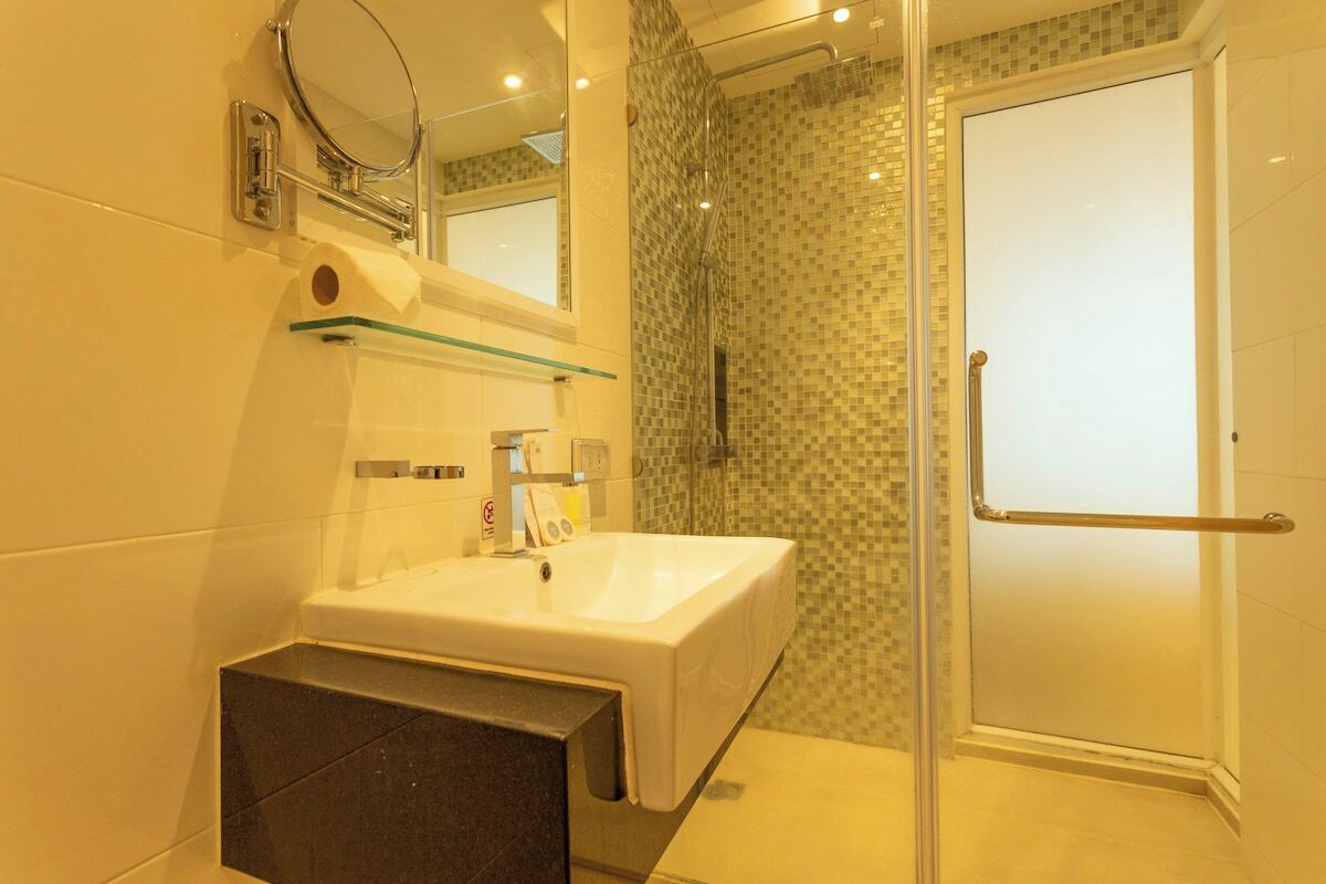 Sèche-cheveux, bidet, savon, papier toilette