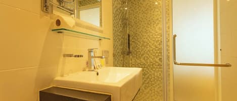 Haartrockner, Bidet, Seife, Toilettenpapier