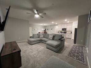 Smart TV, books, stereo - Very spacious 3-bedroom house in amazing Bakersfield with AC for relaxing stays (Bakersfield)
