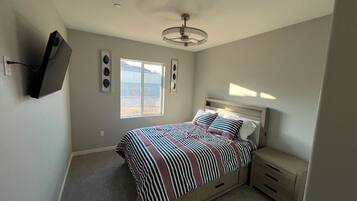 3 bedrooms, desk, iron/ironing board, free WiFi
