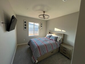 3 bedrooms, desk, iron/ironing board, free WiFi - Very spacious 3-bedroom house in amazing Bakersfield with AC for relaxing stays (Bakersfield)