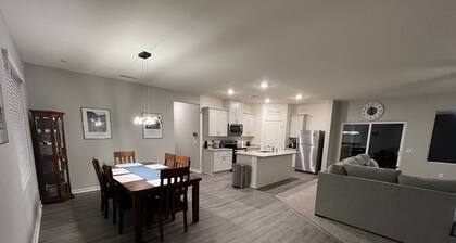 Very spacious 3-bedroom house in amazing Bakersfield with AC for relaxing stays