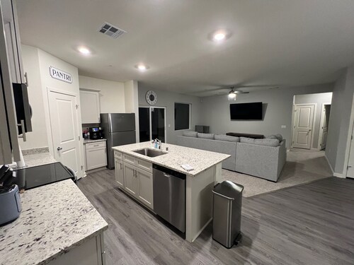 Very spacious 3-bedroom house in amazing Bakersfield with AC for relaxing stays
