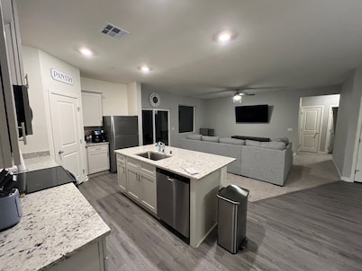 Very spacious 3-bedroom house in amazing Bakersfield with AC for relaxing stays