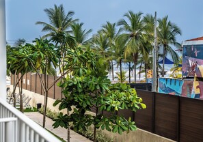 Property grounds - Quiet 1BR with LG Balcony, North Facing, Directly Across From Jacó Beach (Jacó)