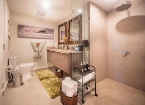 Een douche, een haardroger, handdoeken, zeep