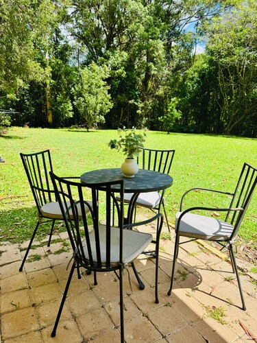 Tranquil forest studio - relax and unwind on our 7 acre hideaway. Pet friendly!