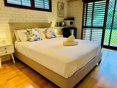 Tranquil forest studio - relax and unwind on our 7 acre hideaway. Pet friendly!