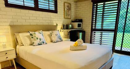 Tranquil forest studio - relax and unwind on our 7 acre hideaway. Pet friendly!