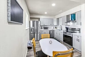 Private kitchen - The Tides of Galveston Pet Friendly Walk to Beach (Galveston)