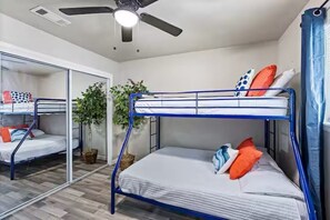 Room - The Tides of Galveston Pet Friendly Walk to Beach (Galveston)