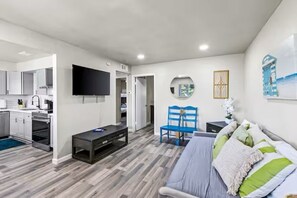 Living area - The Tides of Galveston Pet Friendly Walk to Beach (Galveston)