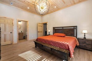 5 bedrooms, iron/ironing board, travel cot, WiFi - 2Miles to DTWN & GSMNP • 3 Pools • Theater •3Decks (Gatlinburg)