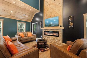 TV, fireplace, offices - 2Miles to DTWN & GSMNP • 3 Pools • Theater •3Decks (Gatlinburg)