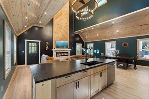 Interior - 2Miles to DTWN & GSMNP • 3 Pools • Theater •3Decks (Gatlinburg)