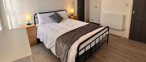 1 室のベッドルーム、アイロン / アイロン台、WiFi、ベッドシーツ