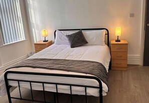 1 habitación, tabla de planchar con plancha, wifi y ropa de cama 