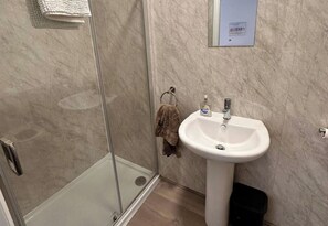 Shower, hair dryer, towels - Near Beach - Parking - WiFi - Sleeps 2 (Lytham St Annes)