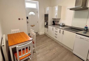Fridge, microwave, oven, stovetop - Near Beach - Parking - WiFi - Sleeps 2 (Lytham St Annes)