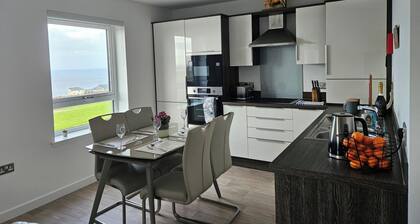 2 Bed Apartment Sleeps 4 - Seaviews - Free Parking