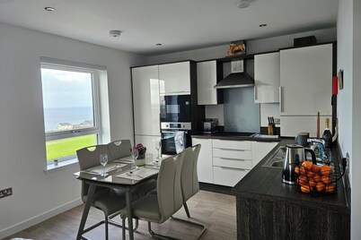 2 Bed Apartment Sleeps 4 - Seaviews - Free Parking