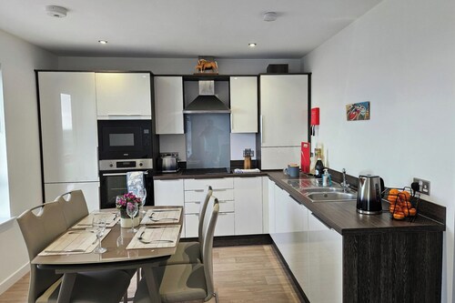 2 Bed Apartment Sleeps 4 - Seaviews - Free Parking