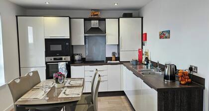 2 Bed Apartment Sleeps 4 - Seaviews - Free Parking