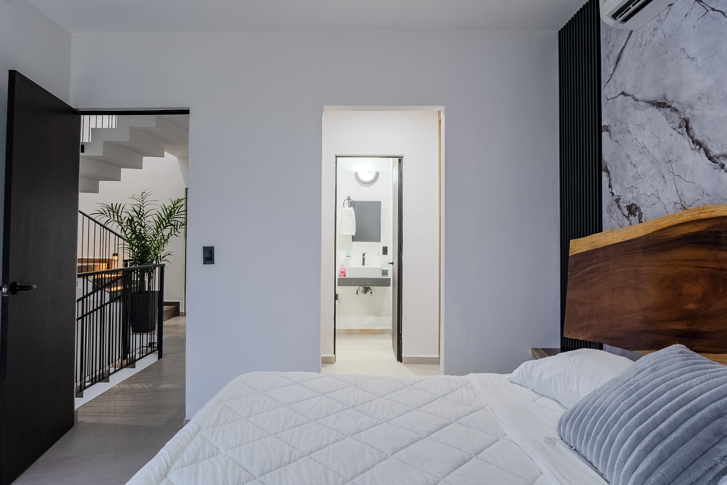 5 bedrooms, iron/ironing board, WiFi, bed sheets