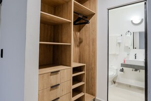 Bathroom - Spacious 5-bedroom townhome in serene Tondoroque with AC (Tondoroque)