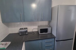 Fridge, microwave, oven - East London 2-Bed Ap Sleeps 4 near Hainault Forest (Romford)
